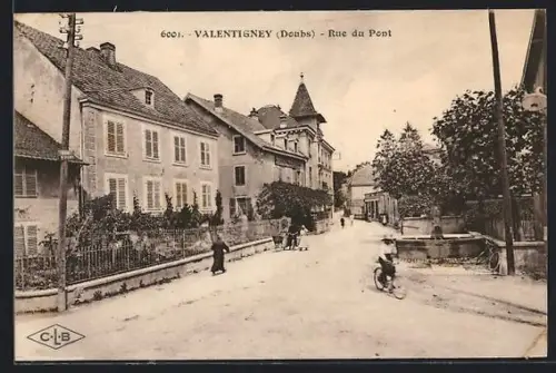 AK Valentigney /Doubs, Rue du Pont avec cycliste et passants