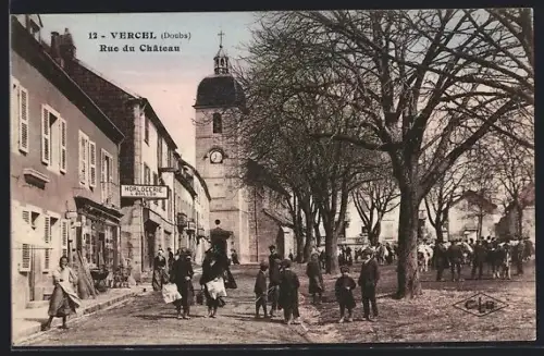 AK Vercel /Doubs, Rue du Château animée avec l`église et des passants en scène quotidienne