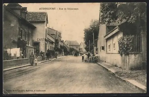 AK Audincourt, Rue de Seloncourt animée avec café et passants