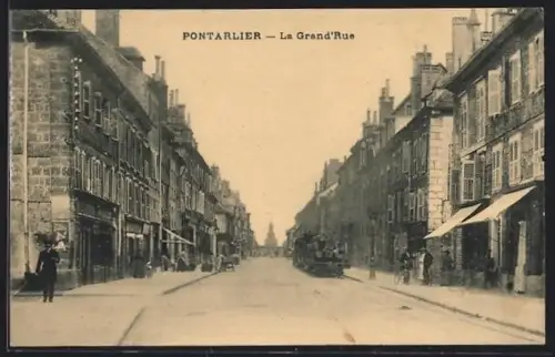 AK Pontarlier, La Grand`Rue animée avec passants et bâtiments historiques