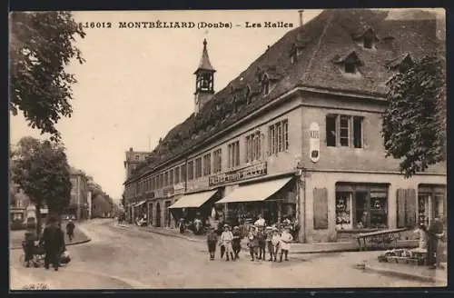 AK Montbéliard /Doubs, Les Halles animées avec des enfants jouant devant le marché