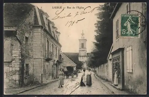 AK Liesle, Rue de l`Église avec habitants et clocher en arrière-plan