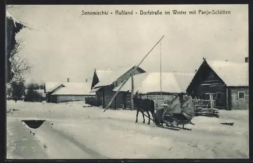 AK Senowischki / Belarus, Dorfstrasse im Winter mit Panje-Schlitten