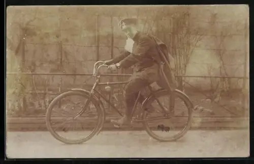 Foto-AK Uniformierter Fahradfahrer auf Fahrrad