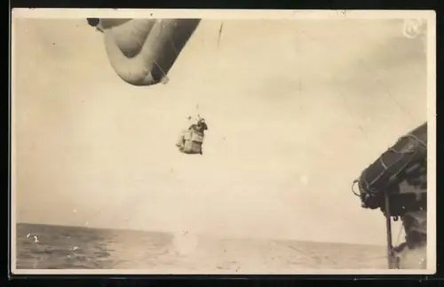 Foto-AK Fesselballon zur U-Boot-Suche wird von US-amerikanischem Zerstörer geschleppt 1917