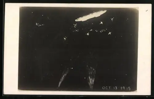 Foto-AK Von Suchscheinwerfer erfasster Zeppelin 1915