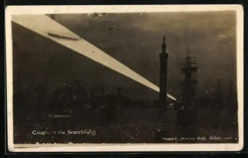 AK Von Suchscheinwerfer über Hafen erfasster deutscher Zeppelin