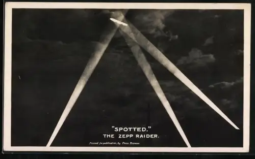 AK Drei Suchscheinwerfer strahlen deutschen Zeppelin an