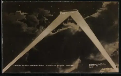 AK Deutscher Zeppelin wird von Suchscheinwerfern erfasst