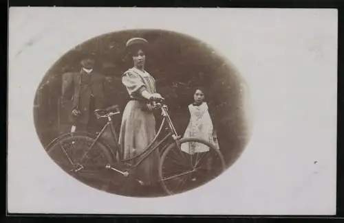 Foto-AK Junge Frau im Kleid mit Fahrrad