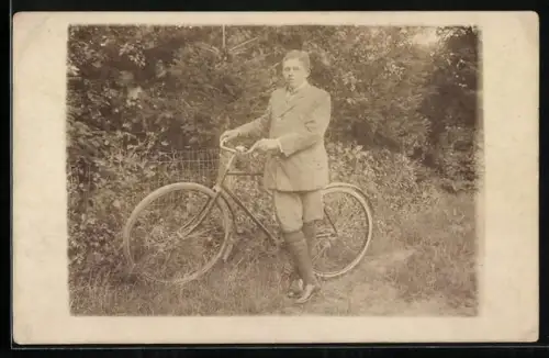 Foto-AK Jugendlicher im Anzug mit Fahrrad