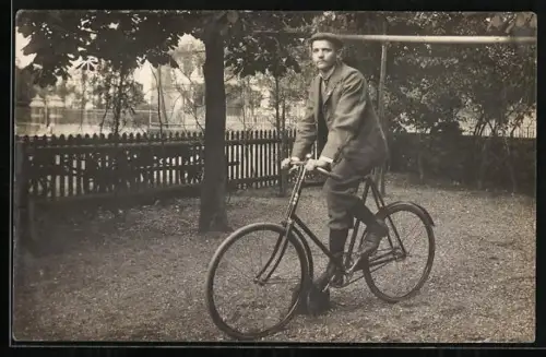 AK Mann auf Fahrrad im Garten