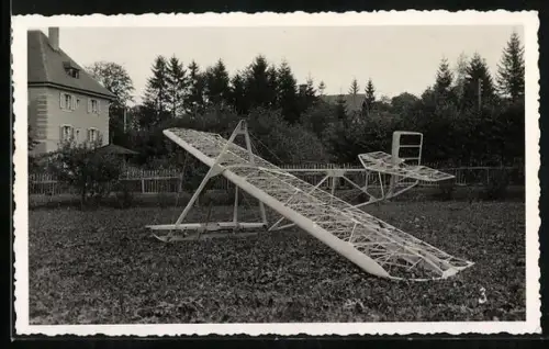 Foto-AK Segelflugzeug ohne Tragflächenbespannung auf Feld