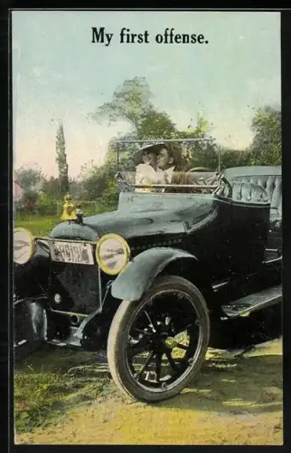 AK Junger Mann küsst Frau in einem Auto