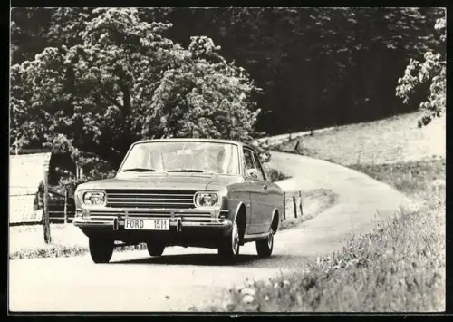 AK Auto Ford 15M mit Frontantrieb auf einer Landstrasse