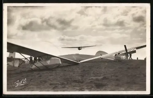 AK Start eines Avia 40 P Segelflugzeuges in der Auvergne, im Vordergrund Avia XV A Segelflugzeuge