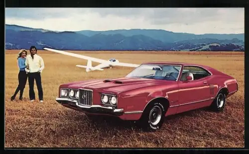 AK Auto Mercury Montego von 1972 auf Feld, im Hintergrund Segelflugzeug