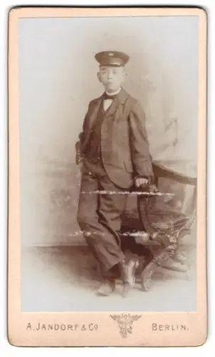 Fotografie A. Jandorf & Co., Berlin, C. Spittelmarkt 16/17, Junge im Anzug mit Mütze