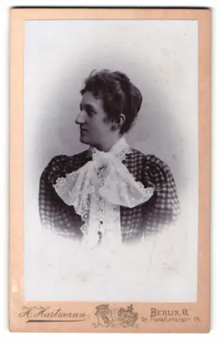 Fotografie H. Hartmann, Berlin, Gr. Frankfurterstr. 75, Porträt einer Frau im Profil
