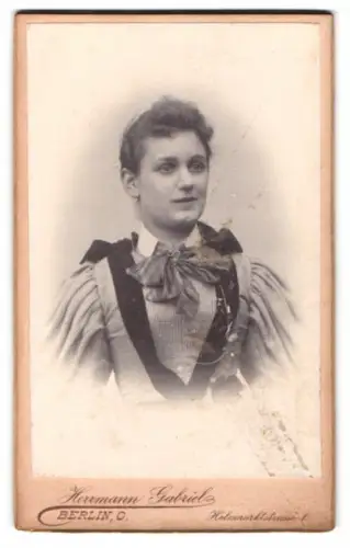 Fotografie Hermann Gabriel, Berlin, Holzmarktstrasse 1, Elegantes Porträt einer Dame
