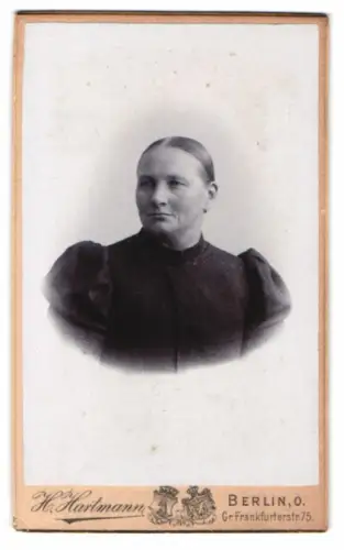 Fotografie H. Hartmann, Berlin, Gr. Frankfurterstr. 75, Porträt einer elegant gekleideten Dame