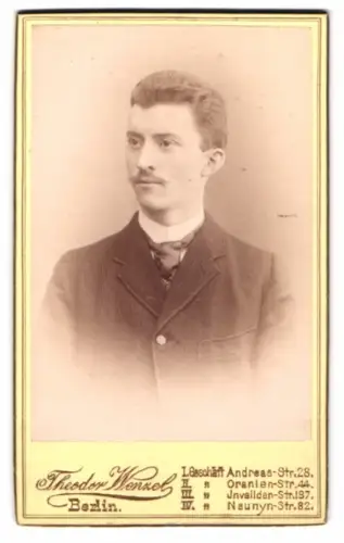 Fotografie Theodor Wenzel, Berlin, Andreas-Str. 28, Porträt eines jungen Mannes