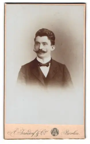 Fotografie A. Zandorf & Co., Berlin, Grosse Frankfurterstr. 113, Porträt eines Mannes mit prächtigem Schnurrbart