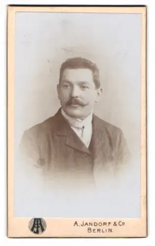 Fotografie A. Jandorf & Co., Berlin, Spittelmarkt 16/17, Porträt eines eleganten Herrn