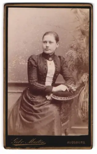 Fotografie Gebr. Martin, Augsburg, Bahnhofstrasse, Porträt einer Dame im eleganten Kleid