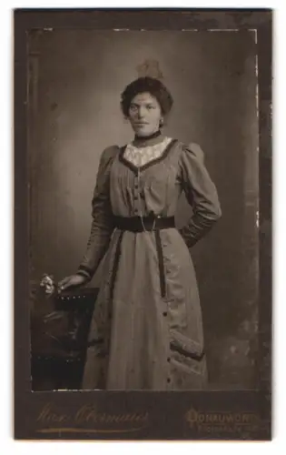 Fotografie Max Obermaier, Donauwörth, Promenade 425, Porträt einer Frau im eleganten Kleid