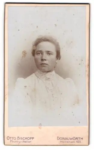 Fotografie Otto Bischoff, Donauwörth, Promenade 422, Porträt einer Frau in weisser Bluse