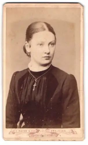 Fotografie C. Mayer & Cie, Freising, Porträt einer jungen Frau