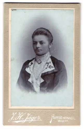 Fotografie J. H. Jäger, Harsewinkel /Westf., Porträt einer eleganten Frau