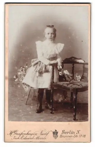 Fotografie H. Greifenhagen Nachf., Berlin, Brunnen Str. 17-18, Porträt eines jungen Mädchens mit Stuhl