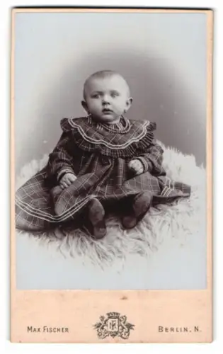 Fotografie Max Fischer, Berlin, Invalidenstrasse 164, Kleinkind im karierten Kleid