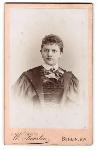 Fotografie W. Kersten, Berlin, Krausen-Strasse 35, Elegantes Porträt einer Dame