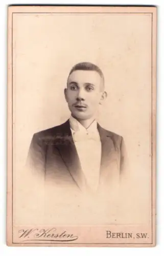 Fotografie W. Kersten, Berlin, Krausenstrasse 35, Porträt eines jungen Mannes