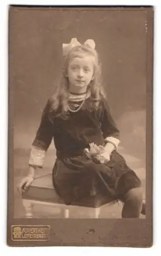 Fotografie A. Wertheim, Berlin, Leipzigerstrasse, Porträt eines jungen Mädchens 1919