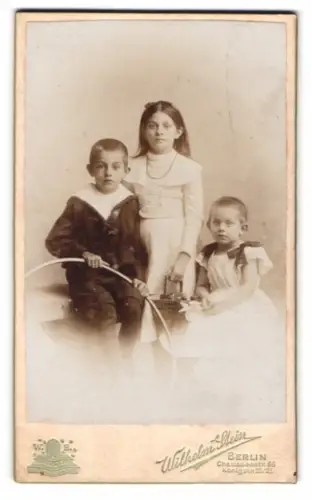 Fotografie Wilhelm Stein, Berlin, Chausseestrasse 66, Drei Kinder in eleganter Pose