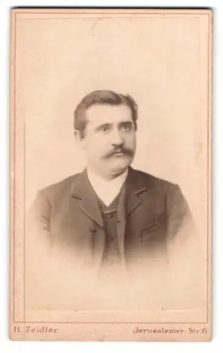 Fotografie H. Zeidler, Berlin, Jerusalemer-Str. 6, Porträt eines eleganten Herrn