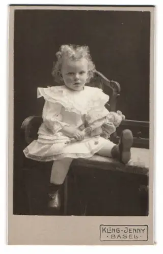 Fotografie Kling-Jenny, Basel, Petersgraben 17, Porträt eines kleinen Kindes mit Puppe