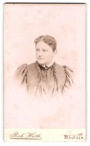 Fotografie Rich. Huth, Bautzen, Gickelsberg & Schillergasse, Porträt einer eleganten Frau