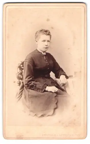 Fotografie Lutze & Witte, Magdeburg, Breite Weg, Frau in elegantem Kleid