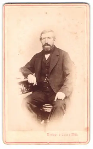 Fotografie Lutze & Witte, Magdeburg, Breite Weg, Sitzender Herr mit Bart