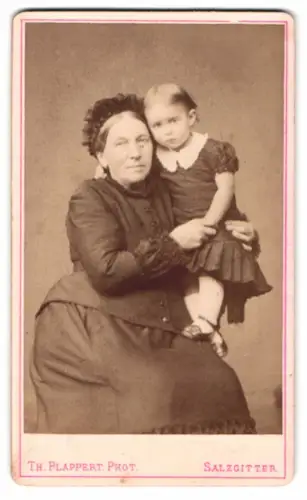 Fotografie Th. Plappert, Salzgitter, Damm 101, Ältere Frau mit Kind im Arm