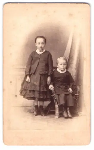 Fotografie E. Huth, Dessau, Zwei Kinder im Studio