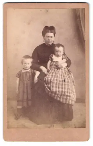 Fotografie C. Stuhl, Wetzlar, Hausergasse, Frau mit zwei Kindern