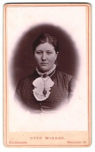 Fotografie Otto Wigand, Nordhausen, Bäckerstrasse 11, Elegantes Porträt einer Frau