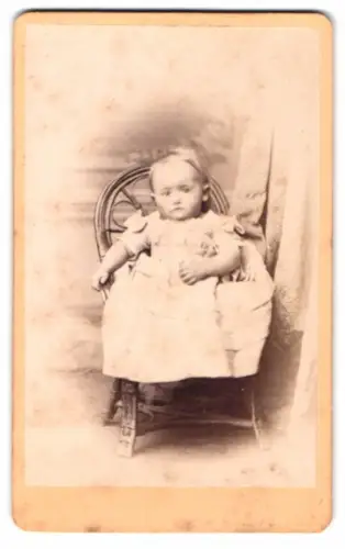 Fotografie E. Huth, Dessau, Porträt eines Kleinkinds auf einem Stuhl