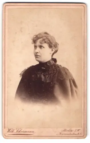 Fotografie Wilh. Scharmann, Berlin, Kommandantenstrasse 15, Porträt einer jungen Frau